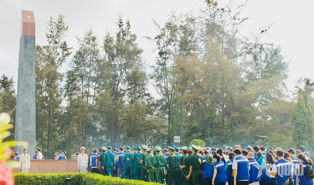 Đoàn đại biểu TP Hồ Chí Minh dâng hương tri ân anh hùng liệt sĩ tại Côn Đảo